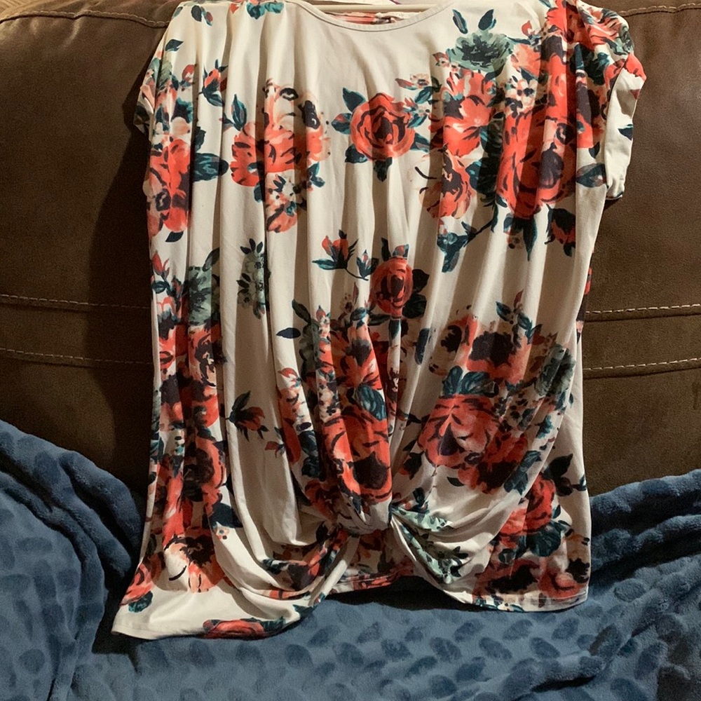 Short sleeve dress shirt. Size XL.